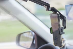 Drzac za mobilni telefon za auto-suncobran