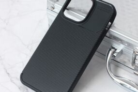 Torbica Defender Carbon za iPhone 15 Pro Max 6.7 crna