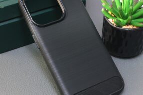 Torbica Defender Safeguard za iPhone 15 Pro 6.1 crna